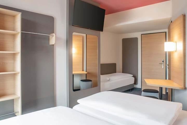 Room 6 of 30