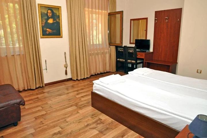 Room 5 of 12
