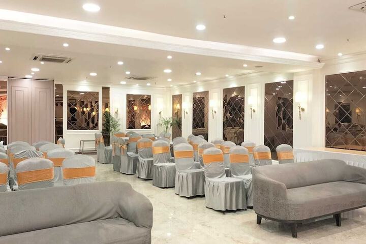 Ballroom/Hall 15 of 22