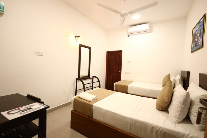 Room 13 of 40