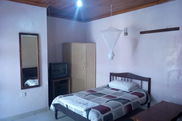Room 13 of 33