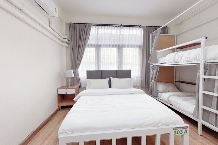 Room 28 of 76
