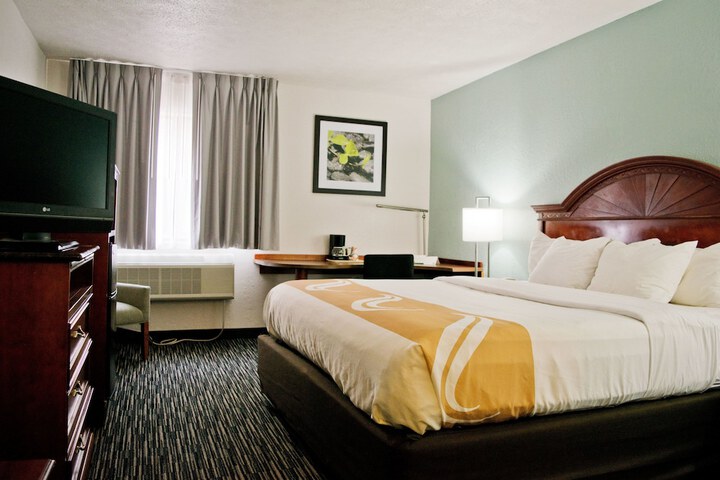1 King Bed (26 of 30)