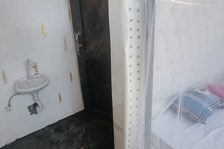 Room 6 of 28