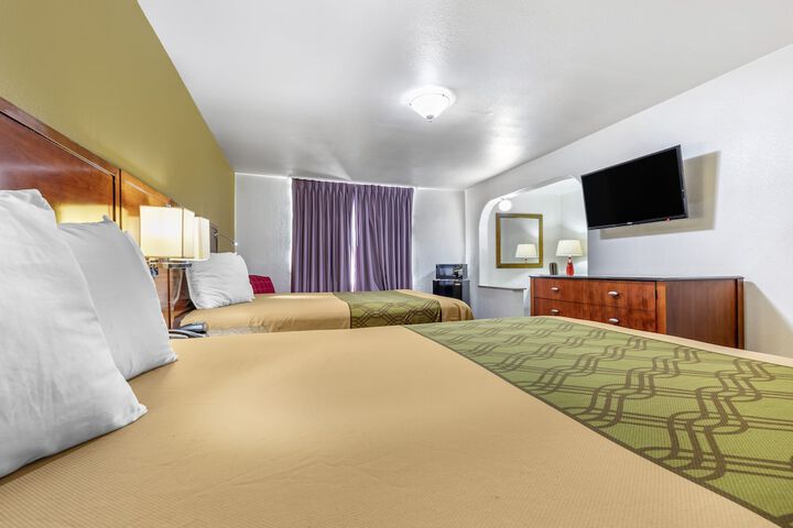 2 Queen Beds (5 of 9)