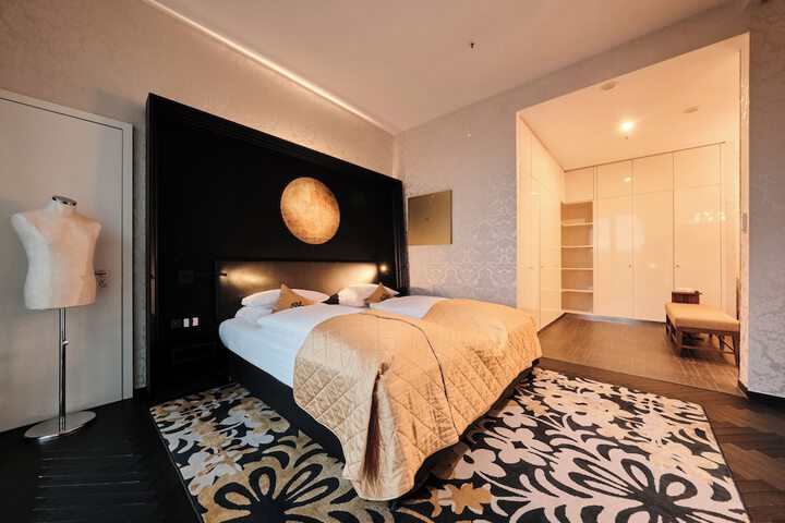 Room 33 of 142