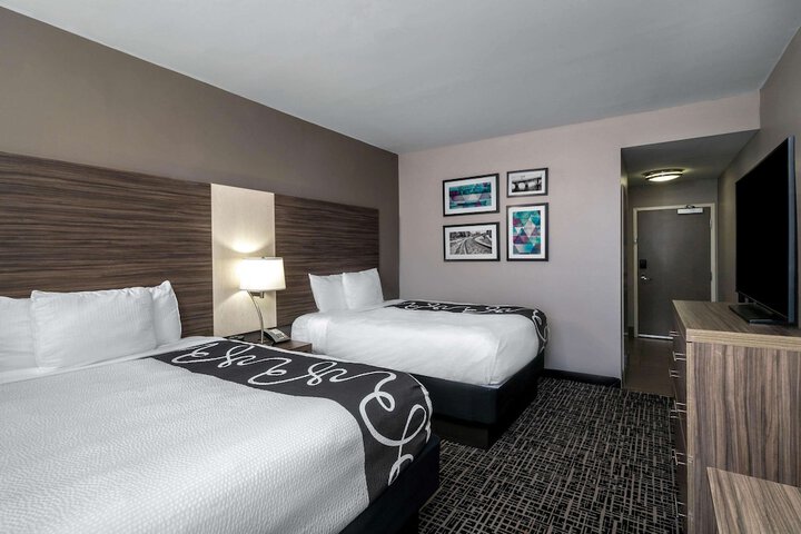 2 Queen Beds (2 of 6)