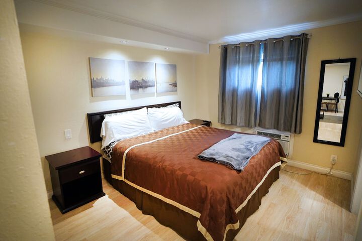 Deluxe Suite King Bed (5 of 10)