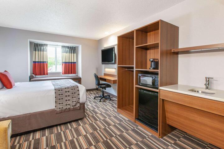 1 Queen Bed (6 of 20)