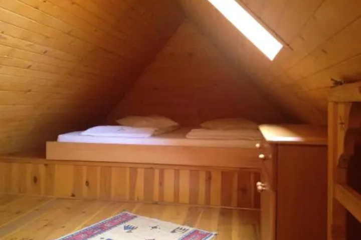 Room 4 of 18