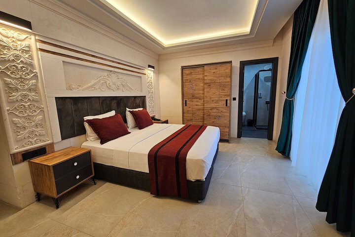 Room 8 of 10