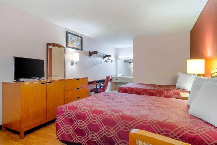2 Double Beds (6 of 8)