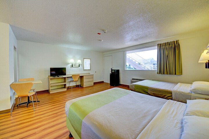 2 Queen Beds (15 of 24)