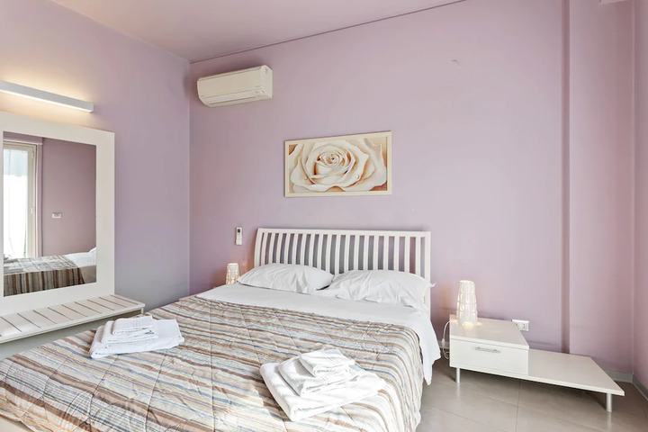 Room 4 of 9