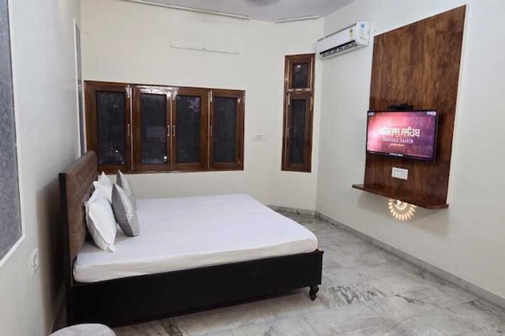 Room 5 of 6