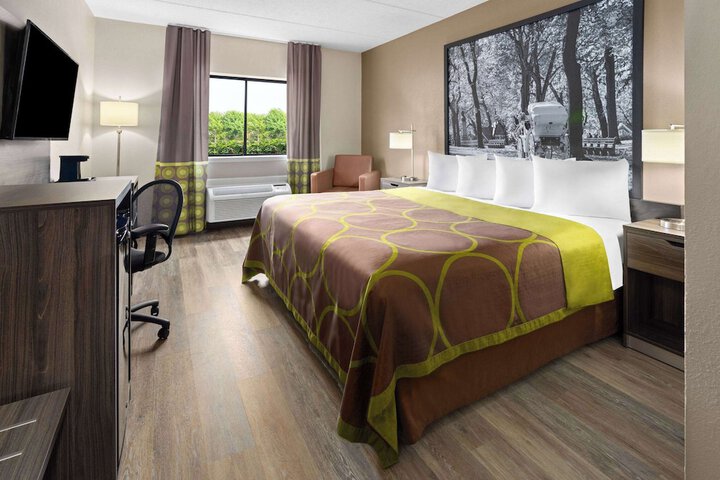 1 King Bed Deluxe Room (2 of 7)