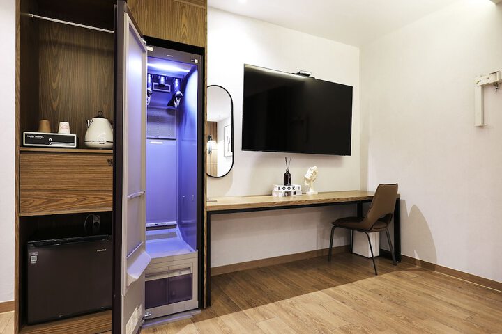 Room 10 of 32