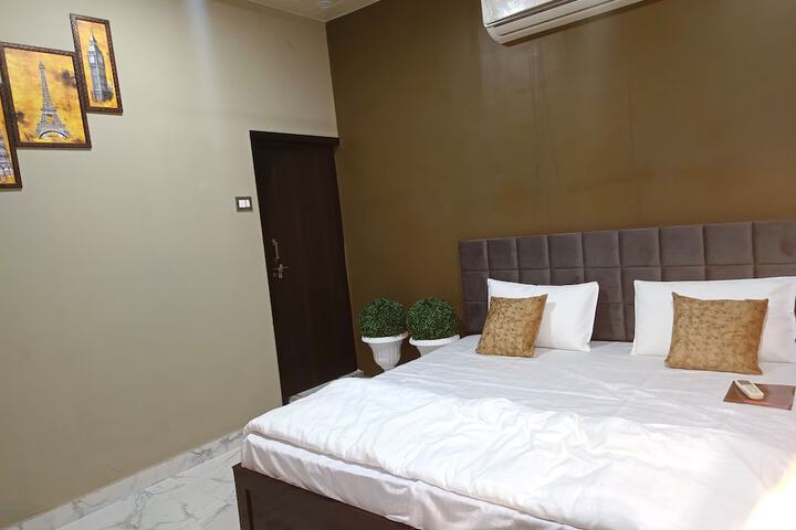 Room 8 of 31
