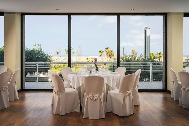 Dining 39 of 48