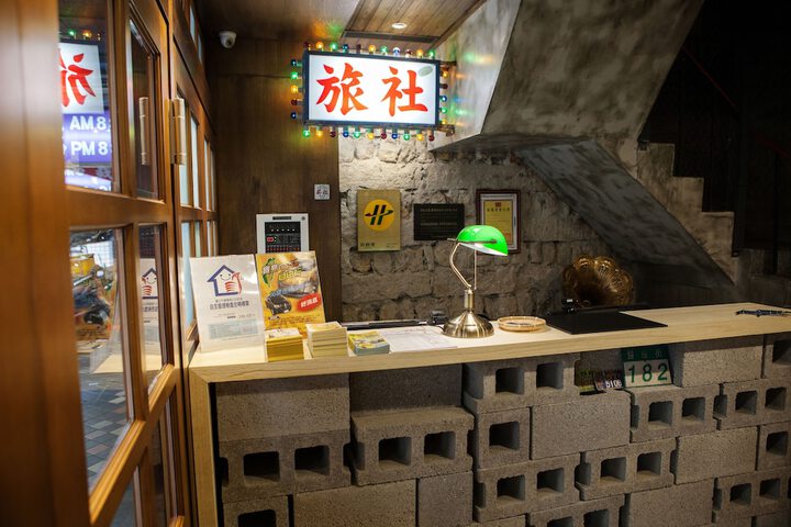 Check-in/check-out kiosk