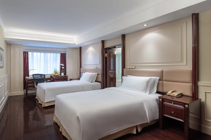 Room 12 of 76
