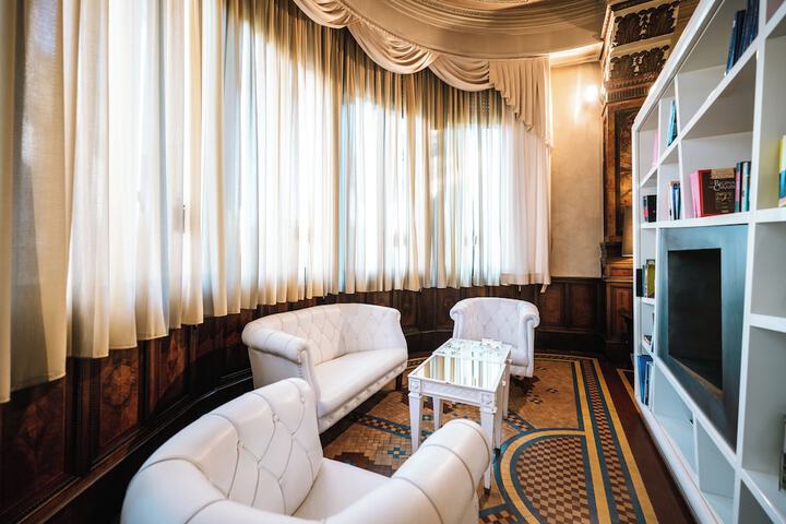 Entrance & Lobby