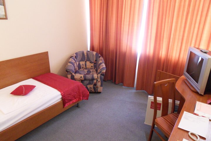 Room 6 of 44