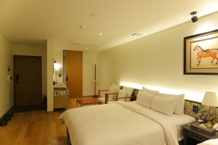 Room 19 of 190