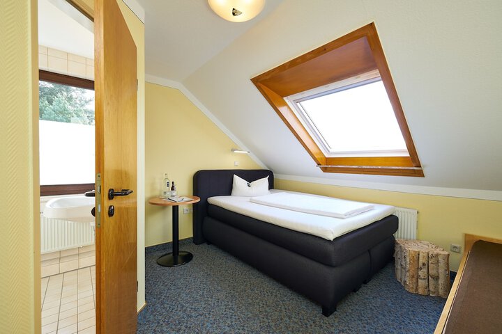 Room 8 of 38