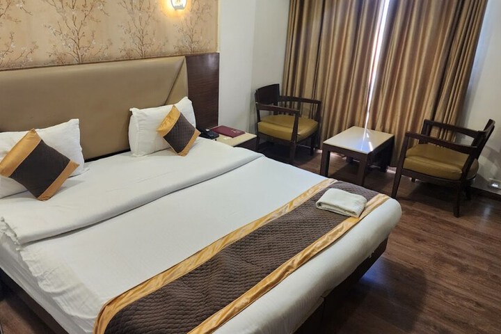 Room 5 of 16