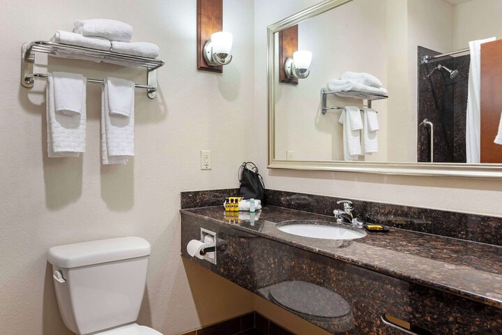 1 King Bed High Speed Internet Accessible Microwave and Refrigerator Flat Screen Television Desk Full Breakfast (14 of 14)