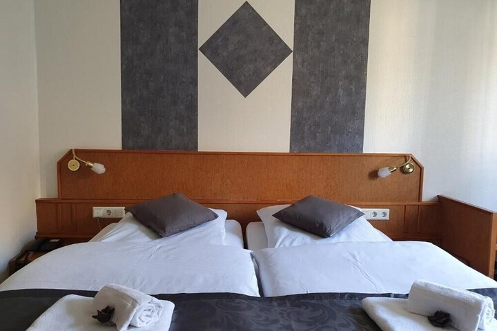 Room 7 of 16