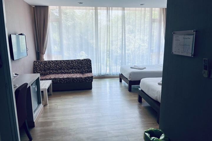 Room 6 of 112