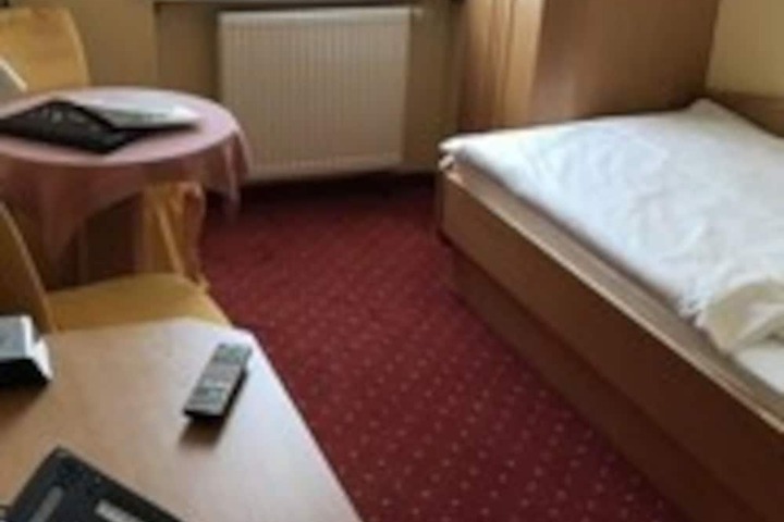 Room 10 of 68