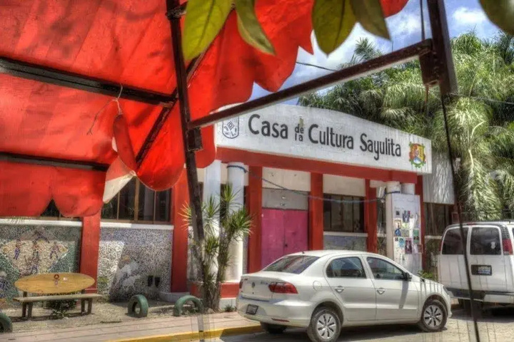 Exterior of Casa Esperanza 01