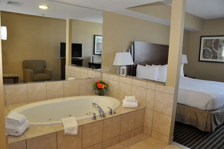 1 King Bed Modern Design Sofa Bed Microwave and Refrigerator High Speed Internet Accessible Work Desk Full Breakfast (1 of 13)
