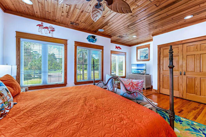 Riverfront Carrabelle Home w / Furnished Patio!