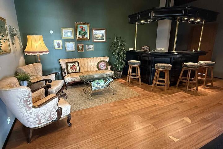Lounge 22 of 39