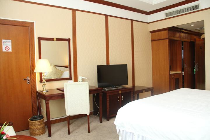 Room 28 of 103