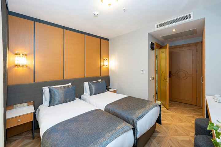 Room 33 of 144