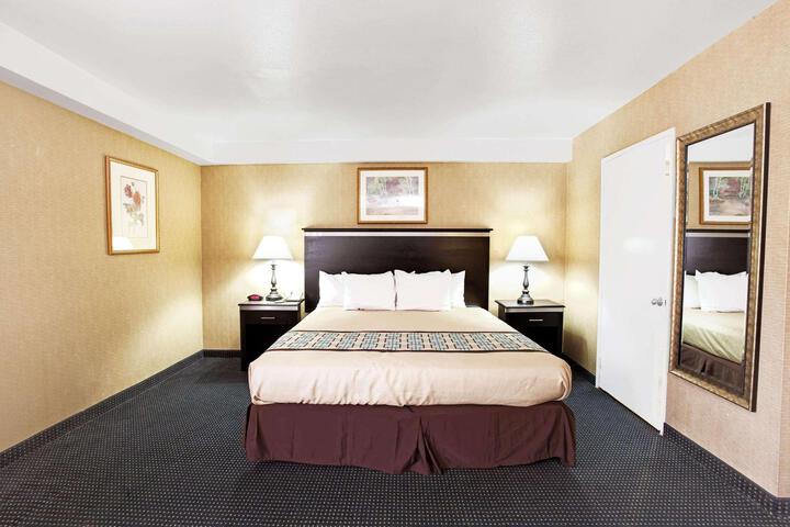 1 Queen Bed (4 of 15)