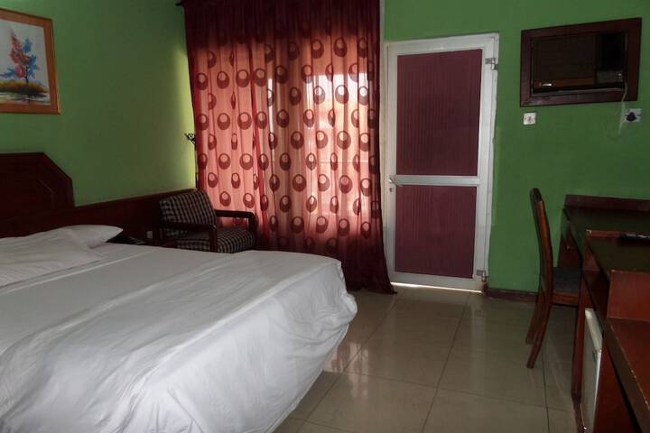 Room 3 of 47
