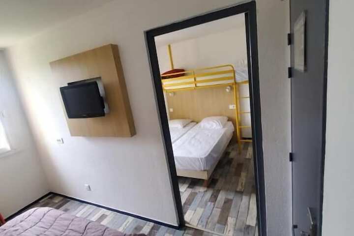 Room 10 of 18