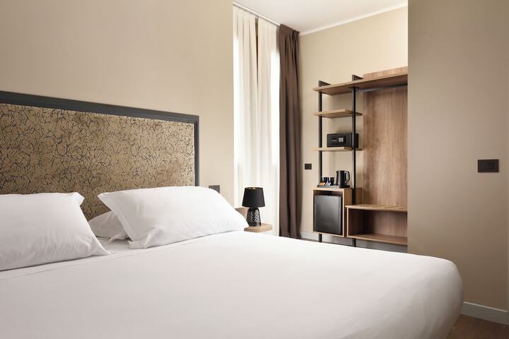 Room 5 of 16