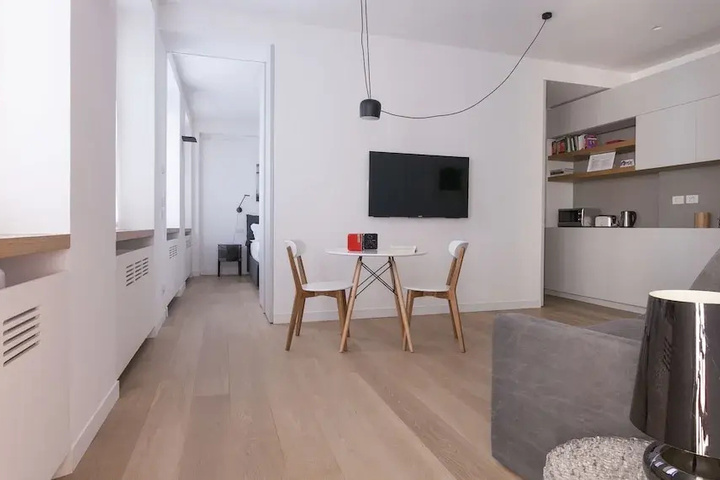 Room 4 of 9