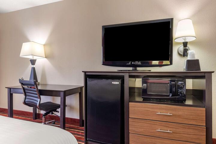 2 Double Beds High Speed Internet, Microwave, Refrigerator, Coffee Maker Iron Hair Full Breakfast (8 of 10)