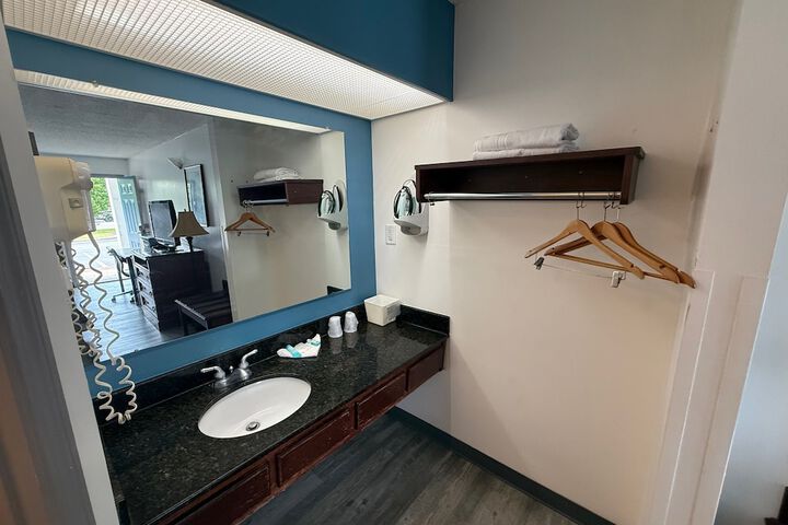 Room 10 of 12