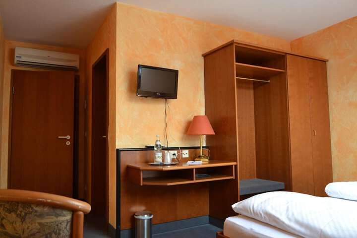 Room 9 of 39