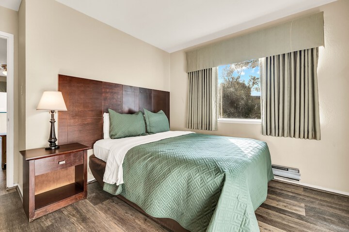 1 Queen Bed (18 of 18)