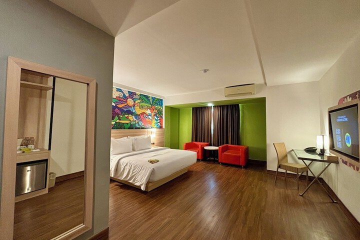 Room 10 of 32